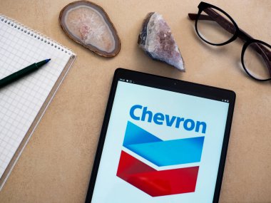 Garham, Bavyera, Almanya - 31 Mayıs 2022: Bu resimde Chevron Corporation logosu bir tablette sergilenmektedir