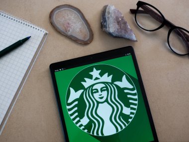 Garham, Bavyera, Almanya - 31 Mayıs 2022: Bu resimde Starbucks Şirketi logosu bir tablette sergilenmektedir