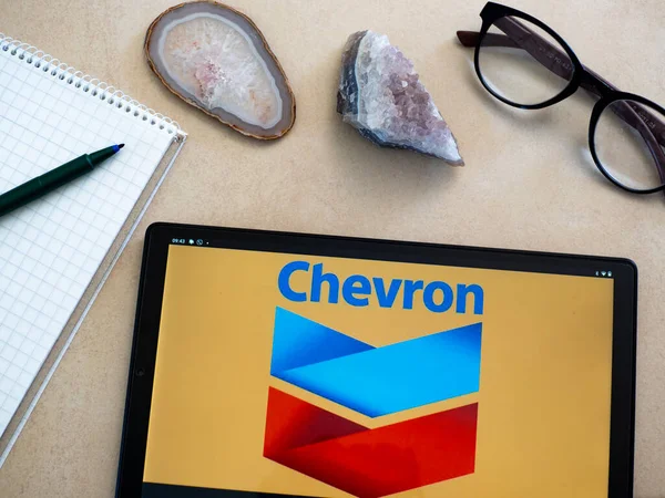 Garham, Bavyera, Almanya - 31 Mayıs 2022: Bu resimde Chevron Corporation logosu bir tablette sergilenmektedir