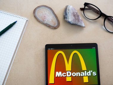 Bavyera, Almanya - 31 Mayıs 2022: Bu resimde McDonalds Corporation logosu bir tablette sergilenmektedir