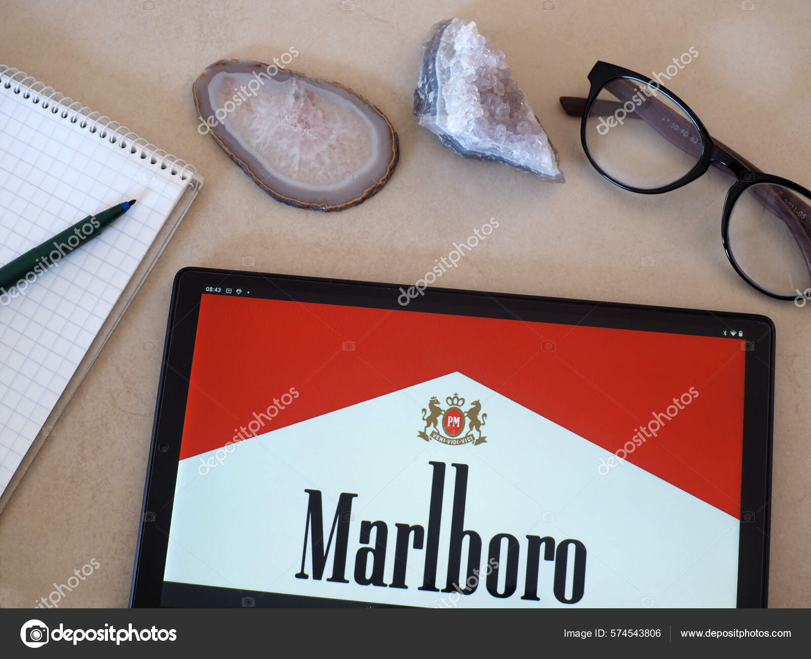 바이에른주가 2022 삽화에서 말보로는 모리스 Usa 로고가 태블릿에 표시된 브랜드이다 — 스톡 에디토리얼 사진 ©  igorgolovniov #574543806