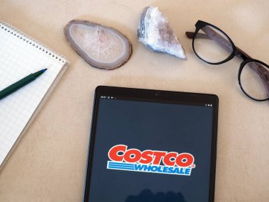 Garham, Bavyera, Almanya - 3 Haziran 2022: Bu resimde Costco Toptan Şirketi logosu bir tablette sergilenmektedir