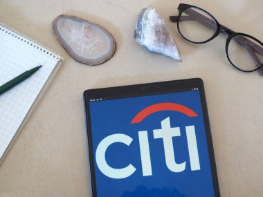 Garham, Bavyera, Almanya - 3 Haziran 2022: Bu fotoğraf illüstrasyonunda Citigroup Inc. logosu bir tablette sergilenmektedir