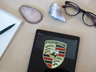 Garham, Bavyera, Almanya - 3 Haziran 2022: Bu resimde Porsche AG logosu bir tablette sergilenmektedir