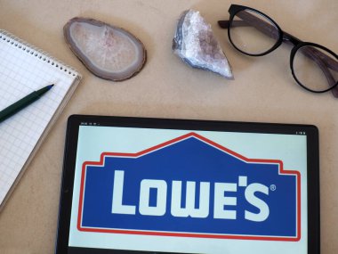 Garham, Bavyera, Almanya - 3 Haziran 2022: Lowe 's Company' nin bu fotoğrafında, Inc. logosu bir tablette sergilenmektedir