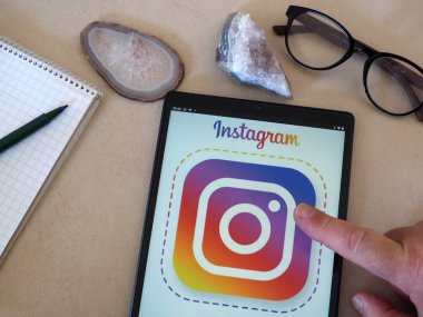 Garham, Bavyera, Almanya - 3 Haziran 2022: Bu resimde Instagram logosu bir tablette sergilenmektedir