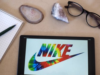 Garham, Bavyera, Almanya - 3 Haziran 2022: Bu resimde Nike, Inc. logosu bir tablette sergilenmektedir