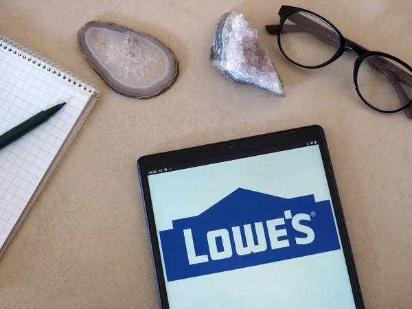 Garham, Bavyera, Almanya - 3 Haziran 2022: Lowe 's Company' nin bu fotoğrafında, Inc. logosu bir tablette sergilenmektedir