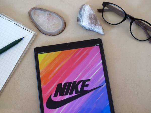 Garham, Bavyera, Almanya - 3 Haziran 2022: Bu resimde Nike, Inc. logosu bir tablette sergilenmektedir