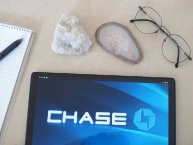 Garham, Bavyera, Almanya - 4 Haziran 2022: Chase ambleminde bir tablette görülen bu fotoğraf illüstrasyonunda