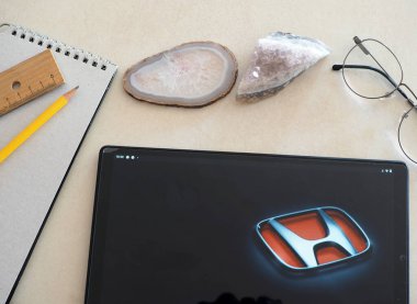 Garham, Bavyera, Almanya - 6 Haziran 2022: Honda Motor Co., Ltd. logosu bir tablette sergilenmektedir
