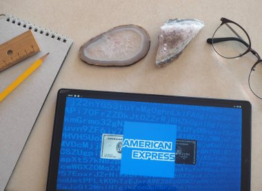 Garham, Bavyera, Almanya - 6 Haziran 2022: Bu resimde Amerikan Ekspres Şirketi logosu bir tablette sergilenmektedir