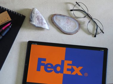 Garham, Bavyera, Almanya - 8 Haziran 2022: Bu resimde FedEx Şirketi logosu bir tablette sergilenmektedir