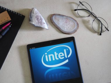 Garham, Bavyera, Almanya - 8 Haziran 2022: Bu resimde Intel Corporation logosu bir tablette sergilenmektedir