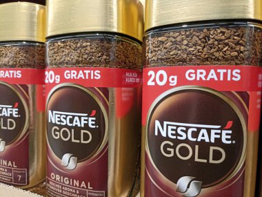 Vilshofen Vilshofen Tuna, Bavyera, Almanya - 9 Haziran 2022: Nescafe Gold hazır kahve