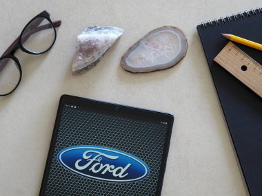 Garham, Bavyera, Almanya - 10 Haziran 2022: Bu resimde Ford logosu bir tablette sergilenmektedir