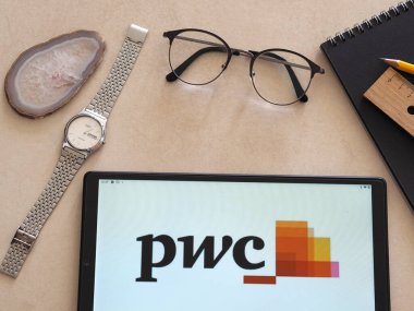 Garham, Bavyera, Almanya - 13 Haziran 2022: Bu resimde PricewaterhouseCoopers (PWC) logosu bir tablette gösteriliyor
