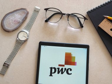 Garham, Bavyera, Almanya - 13 Haziran 2022: Bu resimde PricewaterhouseCoopers (PWC) logosu bir tablette gösteriliyor