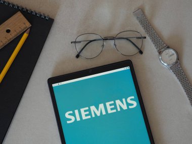 Garham, Bavyera, Almanya - 14 Haziran 2022: Bu resimde Siemens Group logosu bir tablette sergilenmektedir