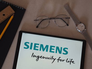 Garham, Bavyera, Almanya - 14 Haziran 2022: Bu resimde Siemens Group logosu bir tablette sergilenmektedir