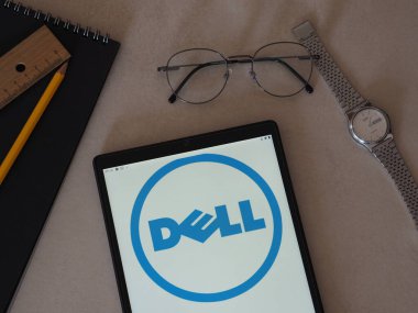 Garham, Bavyera, Almanya - 14 Haziran 2022: Bu resimde Dell Technologies logosu bir tablette sergilenmektedir