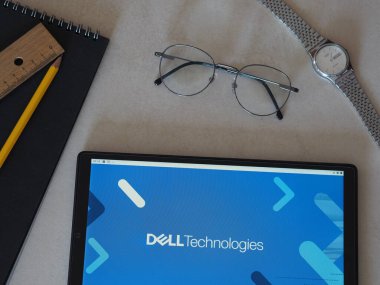 Garham, Bavyera, Almanya - 14 Haziran 2022: Bu resimde Dell Technologies logosu bir tablette sergilenmektedir