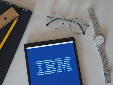 Garham, Bavyera, Almanya - 14 Haziran 2022: Uluslararası İş Makineleri Şirketi 'nin (IBM) bu fotoğraf illüstrasyonunda bir tablette sergileniyor