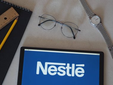 Garham, Bavyera, Almanya - 14 Haziran 2022: Nestle S.A. logosu bir tablette sergilenmektedir.