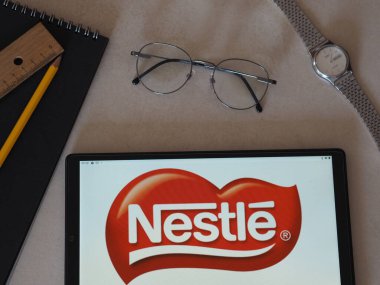 Garham, Bavyera, Almanya - 14 Haziran 2022: Nestle S.A. logosu bir tablette sergilenmektedir.
