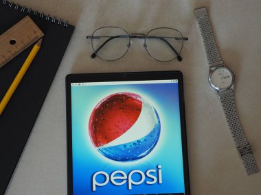 Garham, Bavyera, Almanya - 14 Haziran 2022: Bu resimde Pepsi logosu bir tablette sergilenmektedir