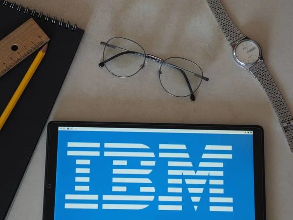 Garham, Bavyera, Almanya - 14 Haziran 2022: Uluslararası İş Makineleri Şirketi 'nin (IBM) bu fotoğraf illüstrasyonunda bir tablette sergileniyor