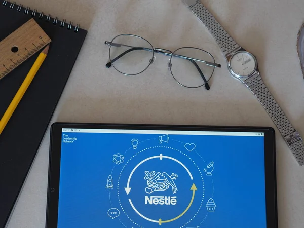 Garham, Bavyera, Almanya - 14 Haziran 2022: Nestle S.A. logosu bir tablette sergilenmektedir.