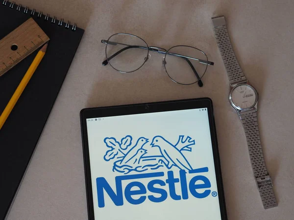 Garham, Bavyera, Almanya - 14 Haziran 2022: Nestle S.A. logosu bir tablette sergilenmektedir.