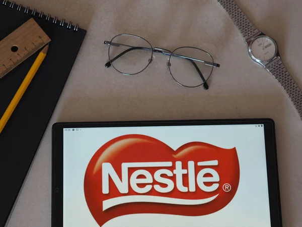 Garham Bavyera Almanya Haziran 2022 Nestle Logosu Bir Tablette Sergilenmektedir — Stok fotoğraf