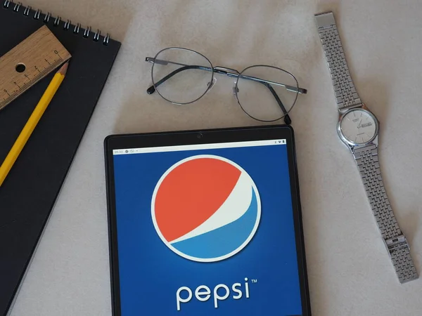 Garham, Bavyera, Almanya - 14 Haziran 2022: Bu resimde Pepsi logosu bir tablette sergilenmektedir