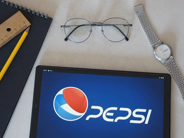 Garham, Bavyera, Almanya - 14 Haziran 2022: Bu resimde Pepsi logosu bir tablette sergilenmektedir