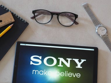 Garham, Bavyera, Almanya - 15 Haziran 2022: Sony Group 'un bu fotoğraf illüstrasyonunda bir tablette sergilenen logo