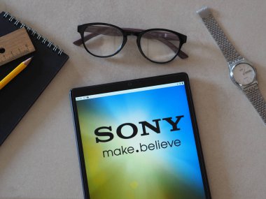 Garham, Bavyera, Almanya - 15 Haziran 2022: Sony Group 'un bu fotoğraf illüstrasyonunda bir tablette sergilenen logo
