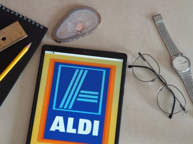 Garham, Bavyera, Almanya - 16 Haziran 2022: Bu resimde Aldi logosu bir tablette sergilenmektedir