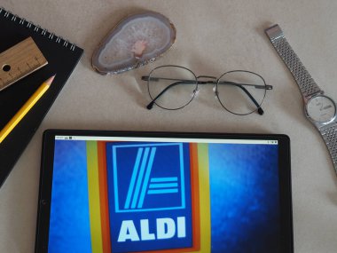Garham, Bavyera, Almanya - 16 Haziran 2022: Bu resimde Aldi logosu bir tablette sergilenmektedir