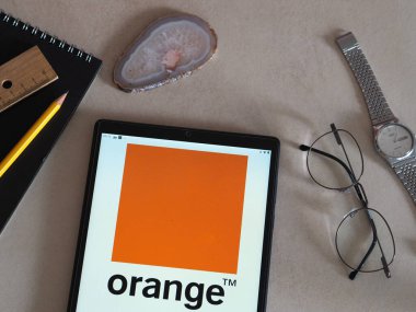 Garham, Bavyera, Almanya - 16 Haziran 2022: Bu resimde Orange S.A. logosu bir tablette sergilenmektedir.