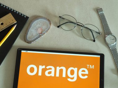Garham, Bavyera, Almanya - 16 Haziran 2022: Bu resimde Orange S.A. logosu bir tablette sergilenmektedir.