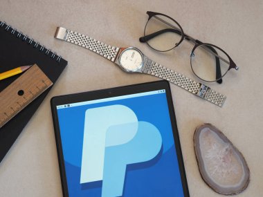 Garham, Bavyera, Almanya - 21 Haziran 2022: PayPal Holding, Inc. logosu bir tablette sergilenmektedir