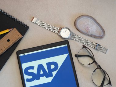Garham, Bavyera, Almanya - 21 Haziran 2022: Bu resimde SAP SE logosu bir tablette sergilenmektedir