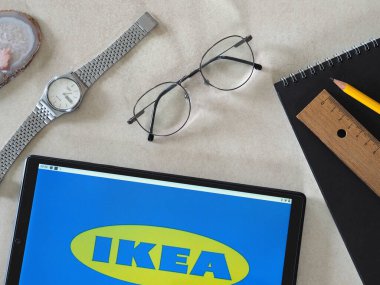 Garham, Bavyera, Almanya - 24 Haziran 2022: Bu fotoğrafta IKEA International Group logosu bir tablette gösteriliyor