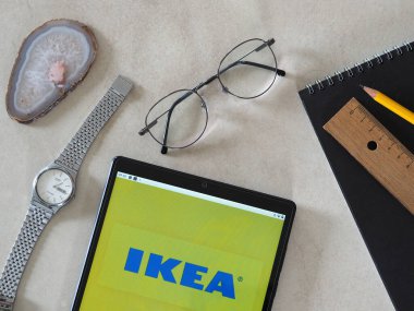 Garham, Bavyera, Almanya - 24 Haziran 2022: Bu fotoğrafta IKEA International Group logosu bir tablette gösteriliyor