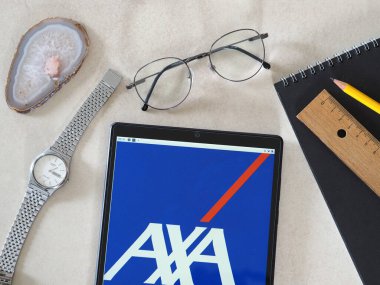 Garham, Bavyera, Almanya - 24 Haziran 2022: Bu resimde AXA Group logosu bir tablette sergilenmektedir