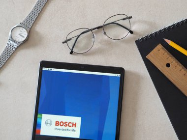 Garham, Bavyera, Almanya - 24 Haziran 2022: Bu resimde Bosch (Robert Bosch GmbH) logosu bir tablette sergilenmektedir
