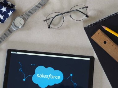 Garham, Bavyera, Almanya - 24 Haziran 2022: Bu resimde Satış Gücü logosu bir tablette sergilenmektedir