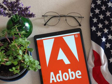 Garham, Bavyera, Almanya - 4 Temmuz 2022: Bu fotoğraf illüstrasyonunda Adobe, Inc. logosu bir tablette sergilenmektedir